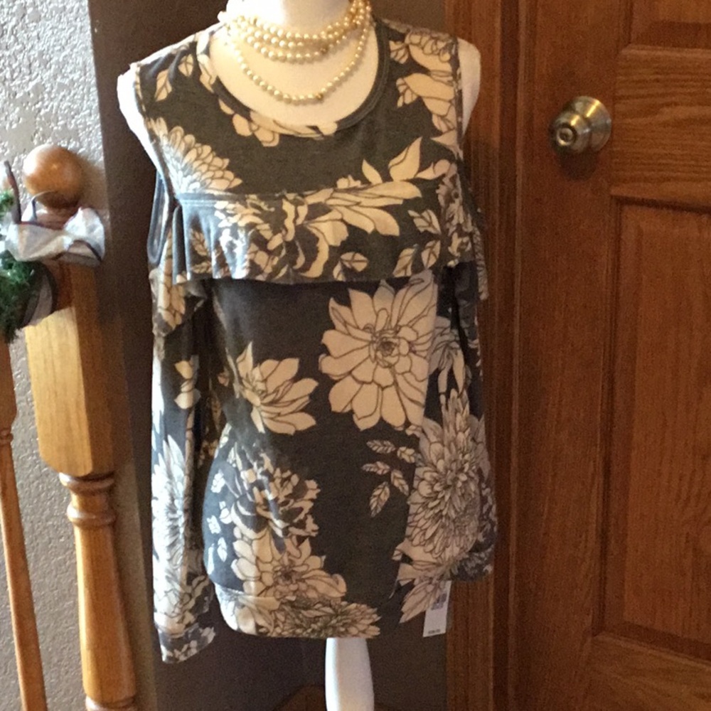 Cold shoulder floral top, breathless, sz M